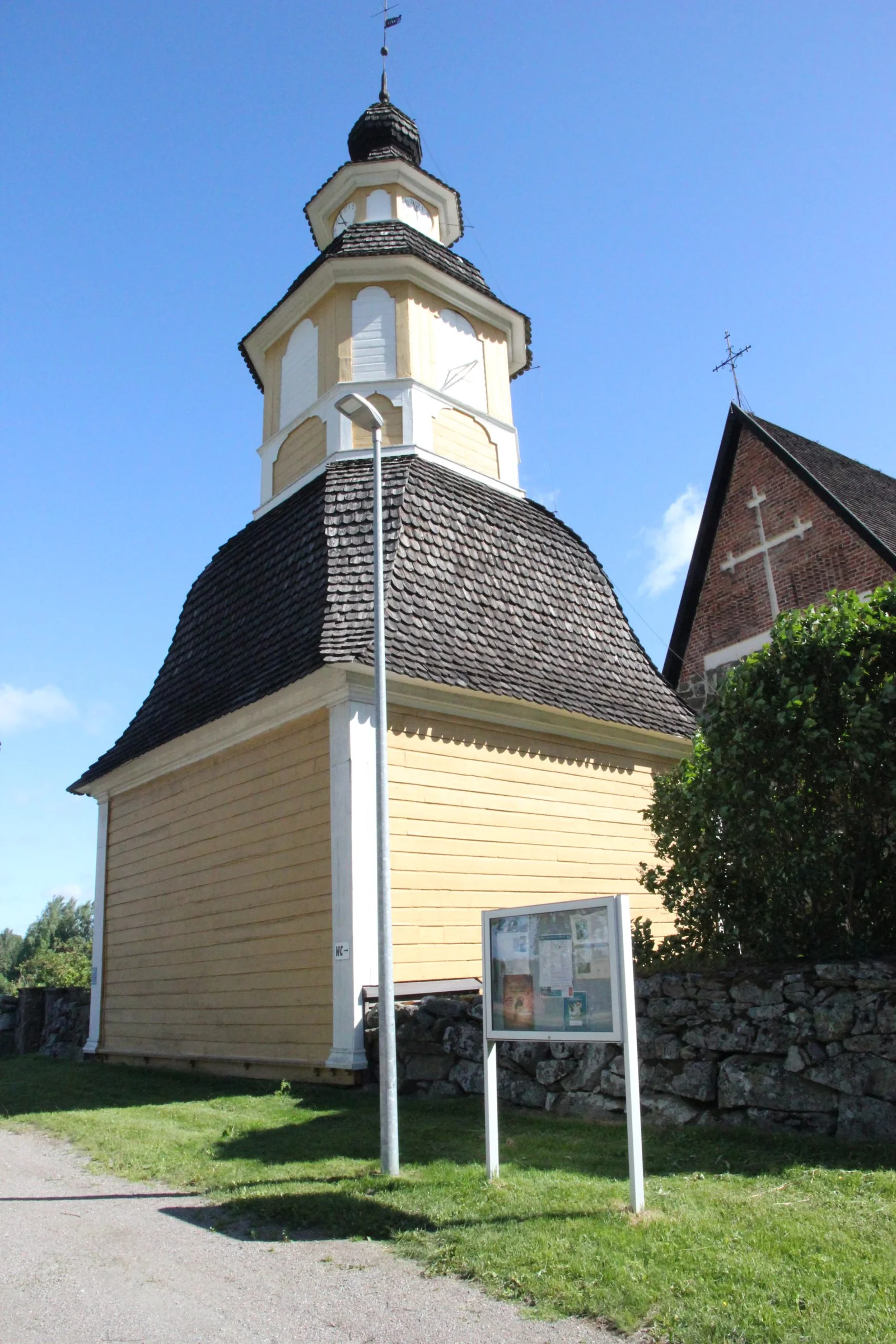 Tuuloksen kirkko tapuli